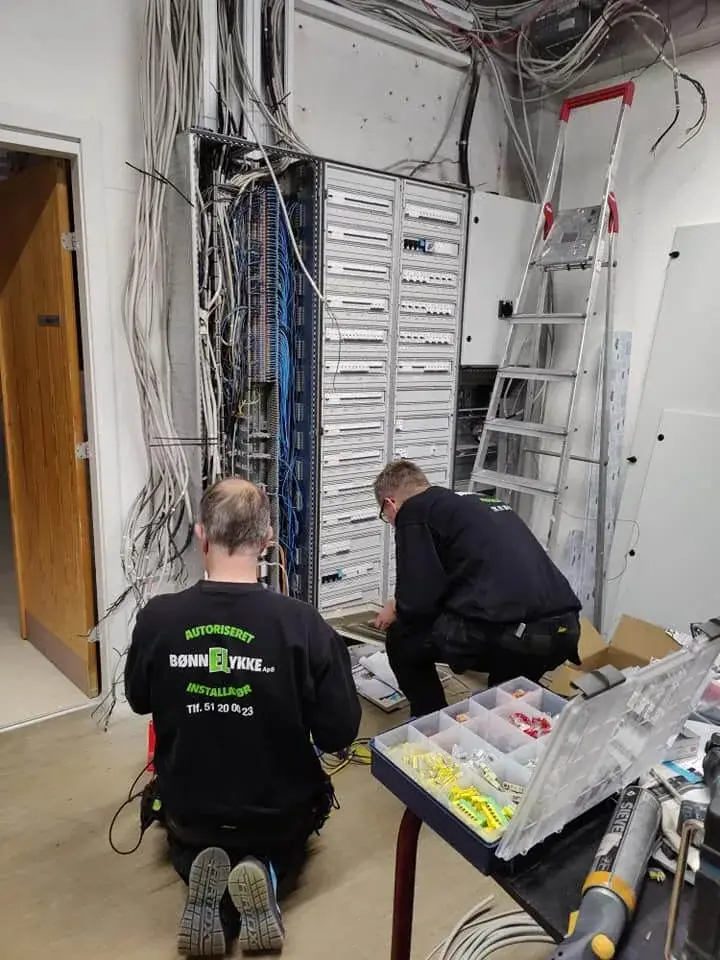 Elektrikere fra Bønnelykke El arbejder på en eltavle