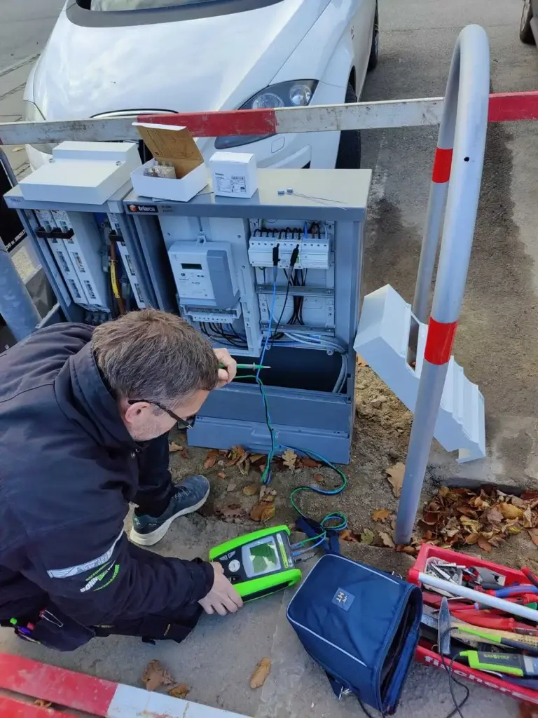 Elektriker fra Bønnelykke El kontrollerer en ladestander