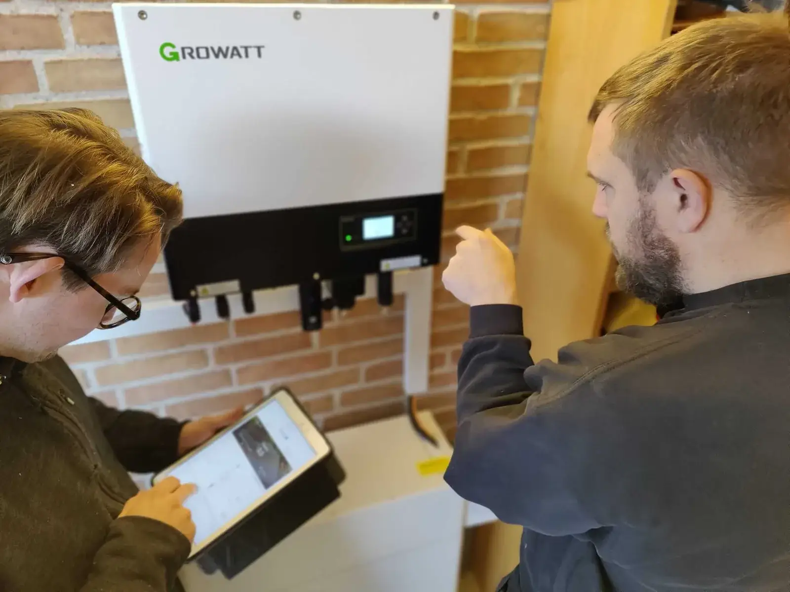 Bønnelykke Els elektrikere arbejder med installation af et solcelleanlæg