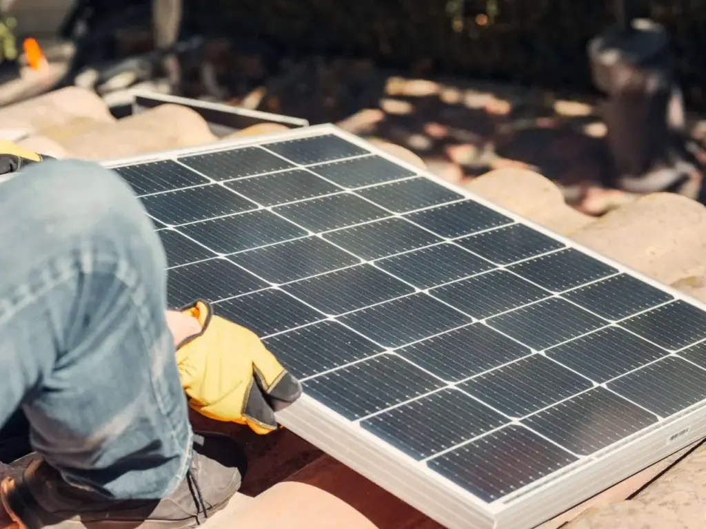 Elektriker fra Bønnelykke El arbejder med solcelleanlæg